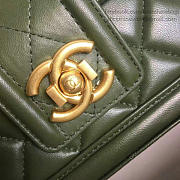 Chanel quilted lambskin gold-tone metal flap bag green   - 4