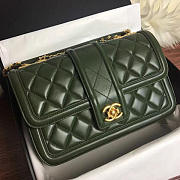 Chanel quilted lambskin gold-tone metal flap bag green   - 2
