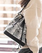 LOUIS VUITTON New Fall-Winter 2021 Monogram Canvas BUCKET 22 x 24 x 15 cm - 2