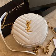 YSL VINYLE ROUND CAMERA BAG IN Chevron-Quilted Grain De Poudre Embossed Leather White 6104361 17 x 17 x 5.5 cm - 3