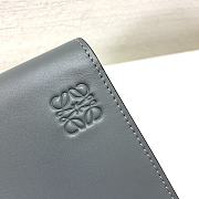LOEWE Flat Gusset Crossbody Bag In Smooth Calfskin Gunmetal 335.54.Z33 13 x 3 x 18 cm - 2