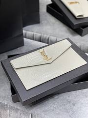 YSL UPTOWN POUCH IN CROCODILE EMBOSSED SHINY LEATHER Blanc Vintage 565739 27 × 16 × 2 cm - 2
