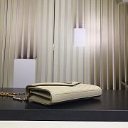 YSL MONOGRAM CHAIN WALLET IN GRAIN DE POUDRE EMBOSSED LEATHER Blanc Vintage 377828 22.5 x 14 x 4 cm - 2