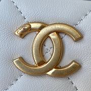 CHANEL Pearl Handle Clutch Lambskin, Imitation Pearls & Gold Metal White AS2609 30 x 25 x 4.5 cm - 2