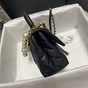 CHANEL FLAP BAG WITH BLACK TOP HANDLE Grained Calfskin Gold Metal Black A92990 23 cm - 6