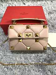 VALENTINO MEDIUM ROMAN STUD THE SHOULDER BAG IN NAPPA WITH CHAIN Rose Cannelle VW0B0I82BSF 25 x 16 x 10 cm - 1