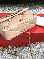 VALENTINO MEDIUM ROMAN STUD THE SHOULDER BAG IN NAPPA WITH CHAIN Rose Cannelle VW0B0I82BSF 25 x 16 x 10 cm - 6