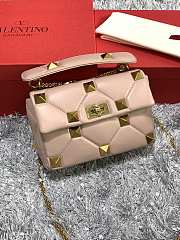 VALENTINO MEDIUM ROMAN STUD THE SHOULDER BAG IN NAPPA WITH CHAIN Rose Cannelle VW0B0I82BSF 25 x 16 x 10 cm - 3