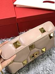 VALENTINO MEDIUM ROMAN STUD THE SHOULDER BAG IN NAPPA WITH CHAIN Rose Cannelle VW0B0I82BSF 25 x 16 x 10 cm - 5