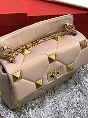 VALENTINO MEDIUM ROMAN STUD THE SHOULDER BAG IN NAPPA WITH CHAIN Rose Cannelle VW0B0I82BSF 25 x 16 x 10 cm - 4