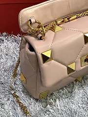 VALENTINO MEDIUM ROMAN STUD THE SHOULDER BAG IN NAPPA WITH CHAIN Rose Cannelle VW0B0I82BSF 25 x 16 x 10 cm - 2