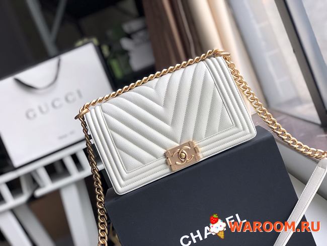 CHANEL MEDIUM Old Metallic Chevron Quilted Boy Flap Bag White A67086 25 × 15 × 7.5 cm - 1
