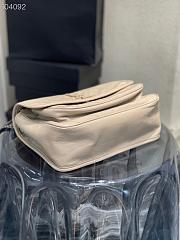 YSL NIKI MEDIUM CRINKLED VINTAGE LEATHER Creme 4988940 28 x 20 x 8 cm - 3