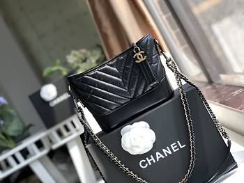 CHANEL SMALL Gabrielle Chevron Hobo Bag Aged Calfskin Black A91810 20 x 15 x 8 cm