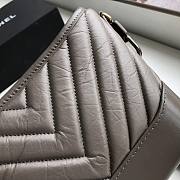 CHANEL SMALL Gabrielle Chevron Hobo Bag Aged Calfskin Grey A91810 20 x 15 x 8 cm - 4