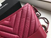 CHANEL SMALL Gabrielle Chevron Hobo Bag Aged Calfskin Garnet Pink A91810 20 x 15 x 8 cm - 3