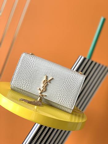 YSL MEDIUM KATE WITH TASSEL IN CROCODILE-EMBOSSED SHINY LEATHER White 354119 24 x 14.5 x 5.5 cm