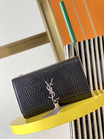YSL MEDIUM KATE WITH TASSEL IN CROCODILE-EMBOSSED SHINY LEATHER Silver Metal White 354119 24 x 14.5 x 5.5 cm