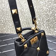 VALENTINO SMALL ROMAN STUD THE HANDLE BAG IN NAPPA Black VW0B0I97BSF 20 × 9 × 15 cm - 5