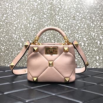 VALENTINO SMALL ROMAN STUD THE HANDLE BAG IN NAPPA Rose Cannellel VW0B0I97BSF 20 × 9 × 15 cm