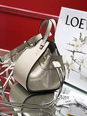 LOEWE MINI Hammock Drawstring Classic Calfskin Leather White 314.30.V07 19.5 x 17 x 11 cm - 5