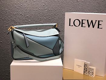 LOEWE MEDIUM Puzzle Bag Classic Calfskin Gold Metal Pastel Blue/Blue 322.30JS20 29 x 18 x 12 cm