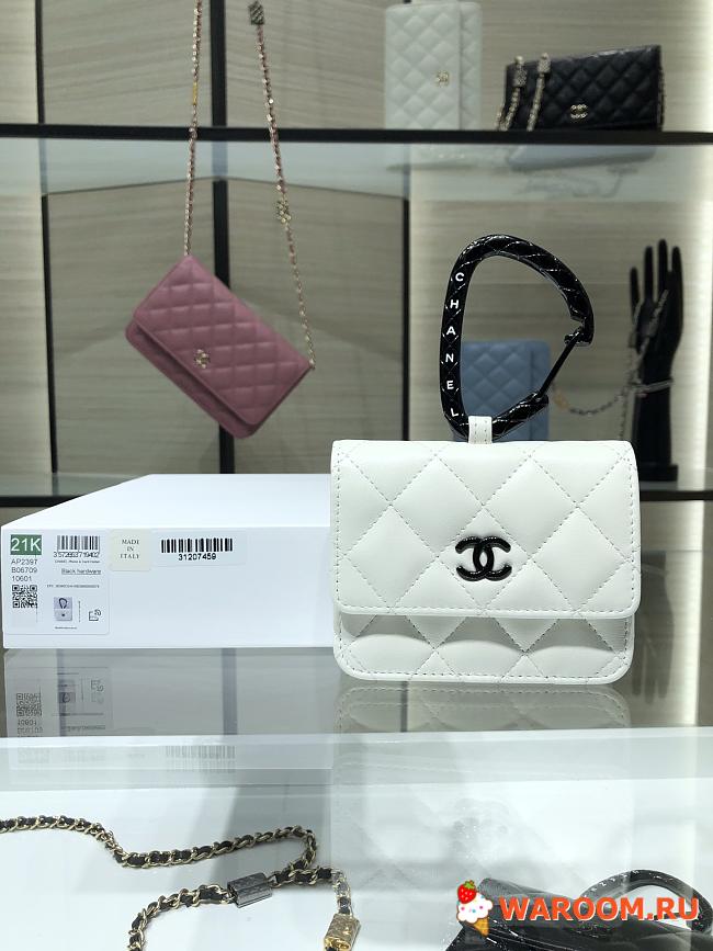 CHANEL CARD HOLDER WITH JEWEL HOOK Lambskin Black Metal White AP2397 11 cm - 1