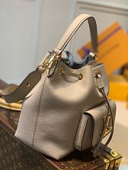 Louis Vuitton Lockme Bucket Bag Greige M57688 20 x 22 x 13 cm - 6