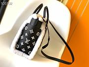 Louis Vuitton On My Side MM Black M58908 30.5 x 24.5 x 14 cm - 3