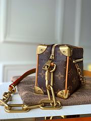 Iconic Monogram print with contrasting resin chain M68906  18.5cm - 3