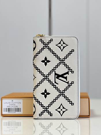 L-V M81141 Zippy Monogram Vernis white 19.5cm