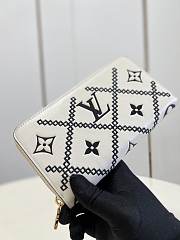 L-V M81141 Zippy Monogram Vernis white 19.5cm - 4