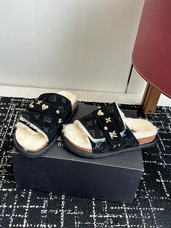 LV plush slippers 02