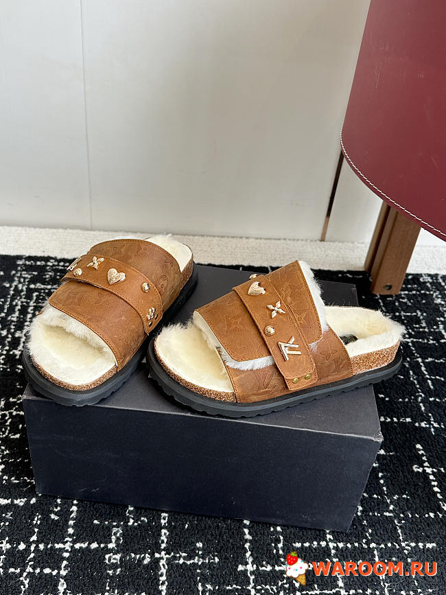 LV plush slippers 03 - 1
